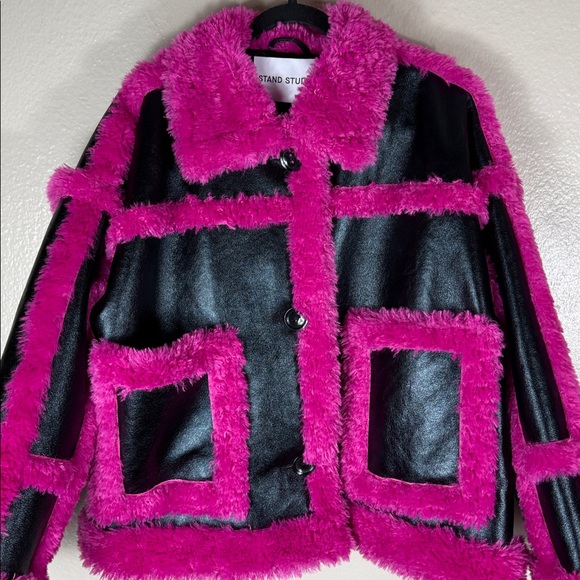 Stand Studio Fay Short in Black and Pink Faux Fur Coat - Picture 4 of 7